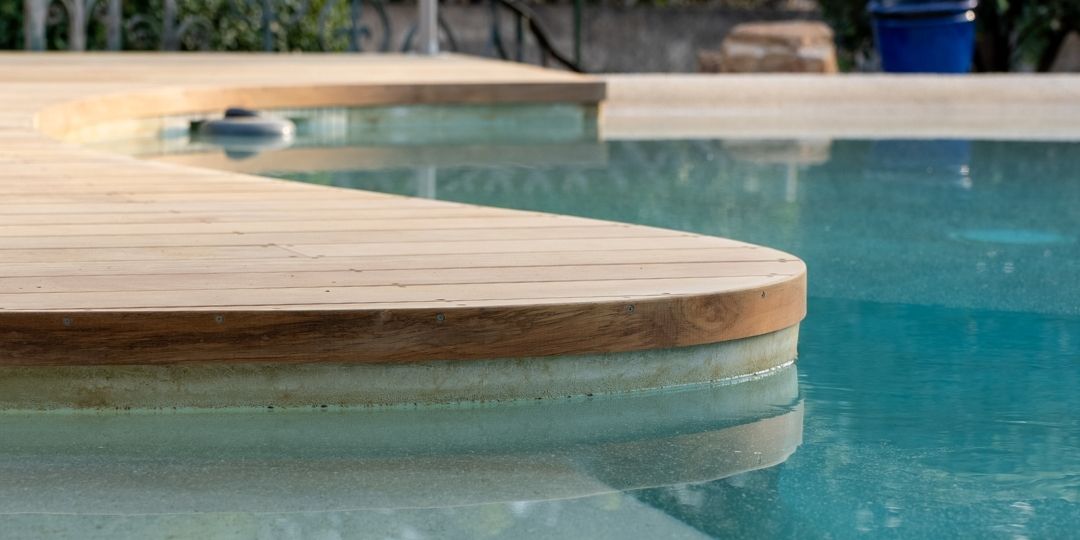 Terrasse bois autour piscine